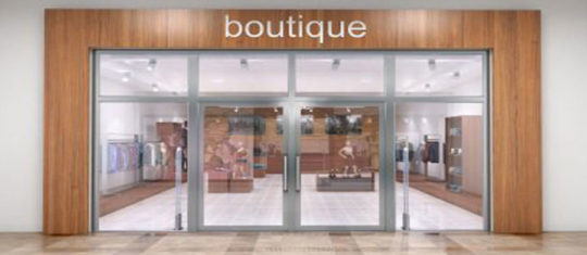 deux panneaux lumineux LED encastrés au plafond éclairant la devanture d'une boutique